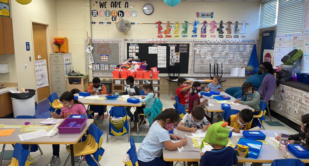 Ss practice independence while working at their seats in order to identify beginning sounds! <a href="/canstafford/">Candice Stafford</a> <a href="/JSzymanski301/">Jen Szymanski</a> #MmandSs