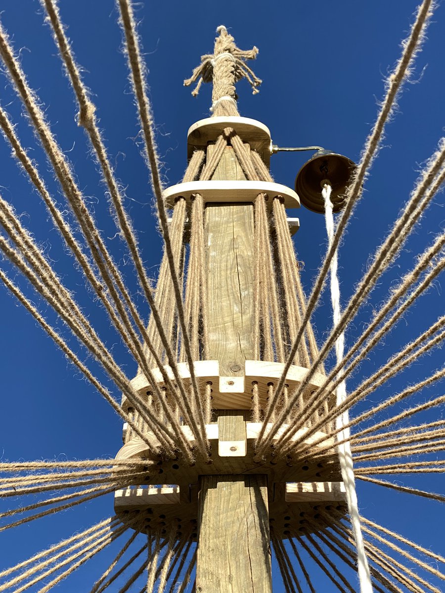 Unravelling a single rope to its 69 yarns, a length of more than 2km, and expanding it collaboratively to a shared new construction of lines. All made by Yeoryia's brilliant students <a href="/bartlettu17/">Bartlett Unit17</a>
<a href="/BartlettArchUCL/">The Bartlett School of Architecture, UCL</a> at the wonderful @grymsdykefarm