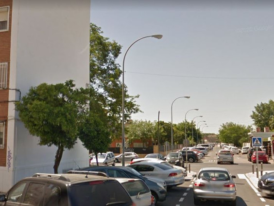 RStateSevilla's tweet photo. Para INVERTIR en Sevilla. Piso en VENTA, en Reina Mercedes junto a la universidad,en la calle Tarfia. La vivienda está amueblada, pintada y limpia. 
El piso dispone de un salón comedor, tres dormitorios, una cocina y un baño. Libre de cargas y disponible. https://t.co/xLgU0VHdWj