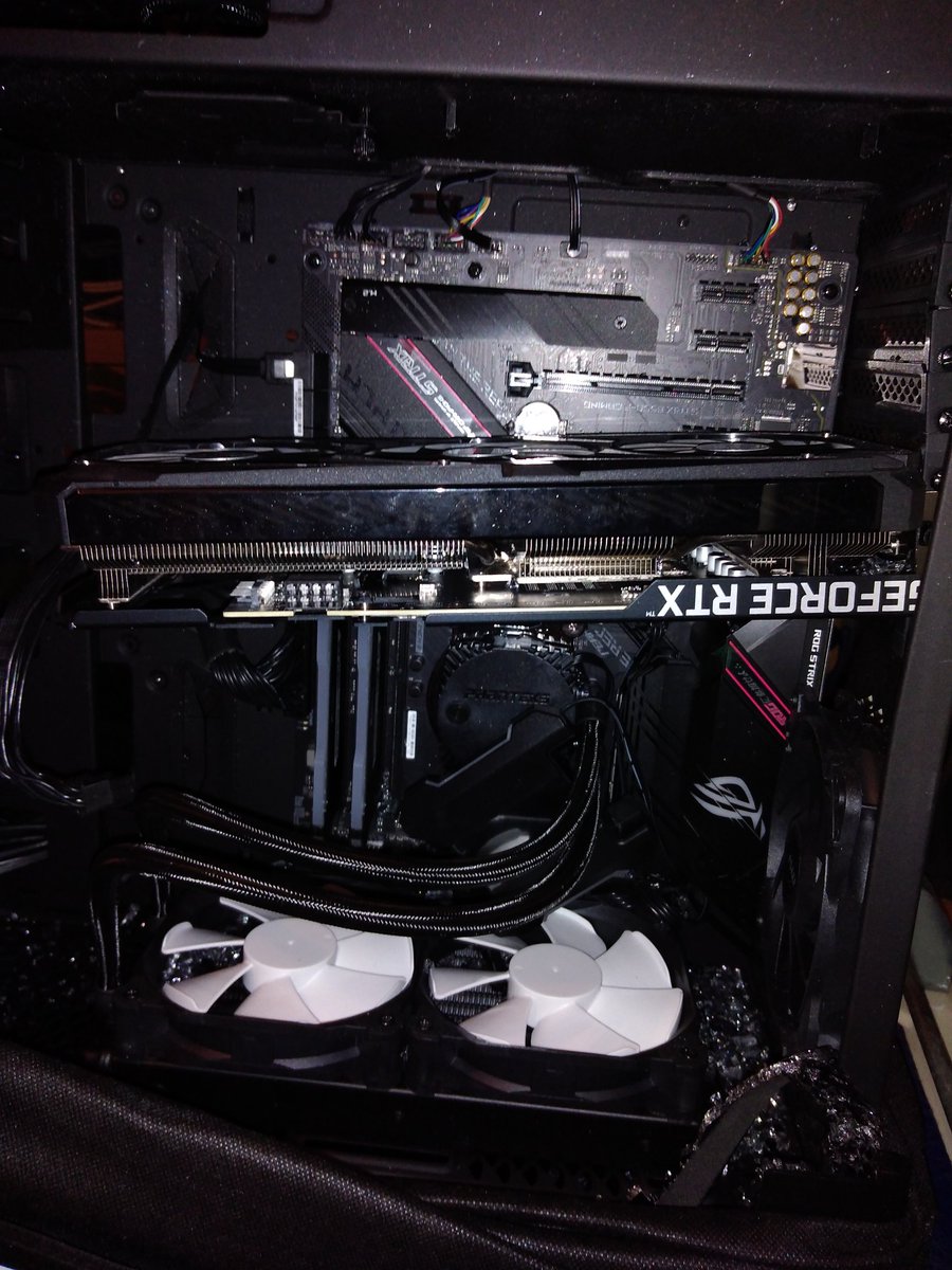 coaishere_'s tweet photo. @UPS_FR vous m'expliquerez comment vous faites pour faire un foot avec un ptn de pc de 30kg à presque 2000€ bande de sacs à merde

PS : j'ai encore plein de photos au cas où vous auriez du sperme dans les yeux si vous trouvez qu'il n'y a aucun problème avec le colis https://t.co/eWJHka9NkQ