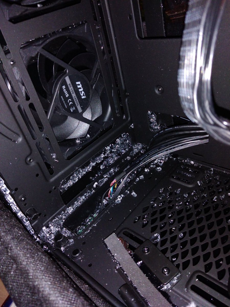 coaishere_'s tweet photo. @UPS_FR vous m'expliquerez comment vous faites pour faire un foot avec un ptn de pc de 30kg à presque 2000€ bande de sacs à merde

PS : j'ai encore plein de photos au cas où vous auriez du sperme dans les yeux si vous trouvez qu'il n'y a aucun problème avec le colis https://t.co/eWJHka9NkQ