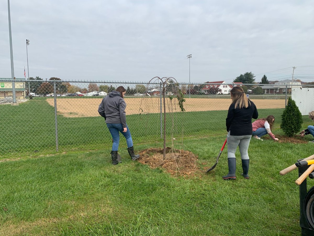 GCSDAlumni's tweet photo. And just like that, our first project us underway!
Be sure to check out the new trees along the "Old 23" entrance at GCHS.
Special thanks to GCSDAA Board Member, Andy Zabrieszack, our friends at Imel's Greenhouse, Carrie Davis, and our FFA students!
It's just the beginning... https://t.co/75WU5FiAsY