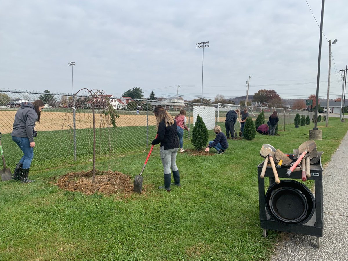 GCSDAlumni's tweet photo. And just like that, our first project us underway!
Be sure to check out the new trees along the "Old 23" entrance at GCHS.
Special thanks to GCSDAA Board Member, Andy Zabrieszack, our friends at Imel's Greenhouse, Carrie Davis, and our FFA students!
It's just the beginning... https://t.co/75WU5FiAsY