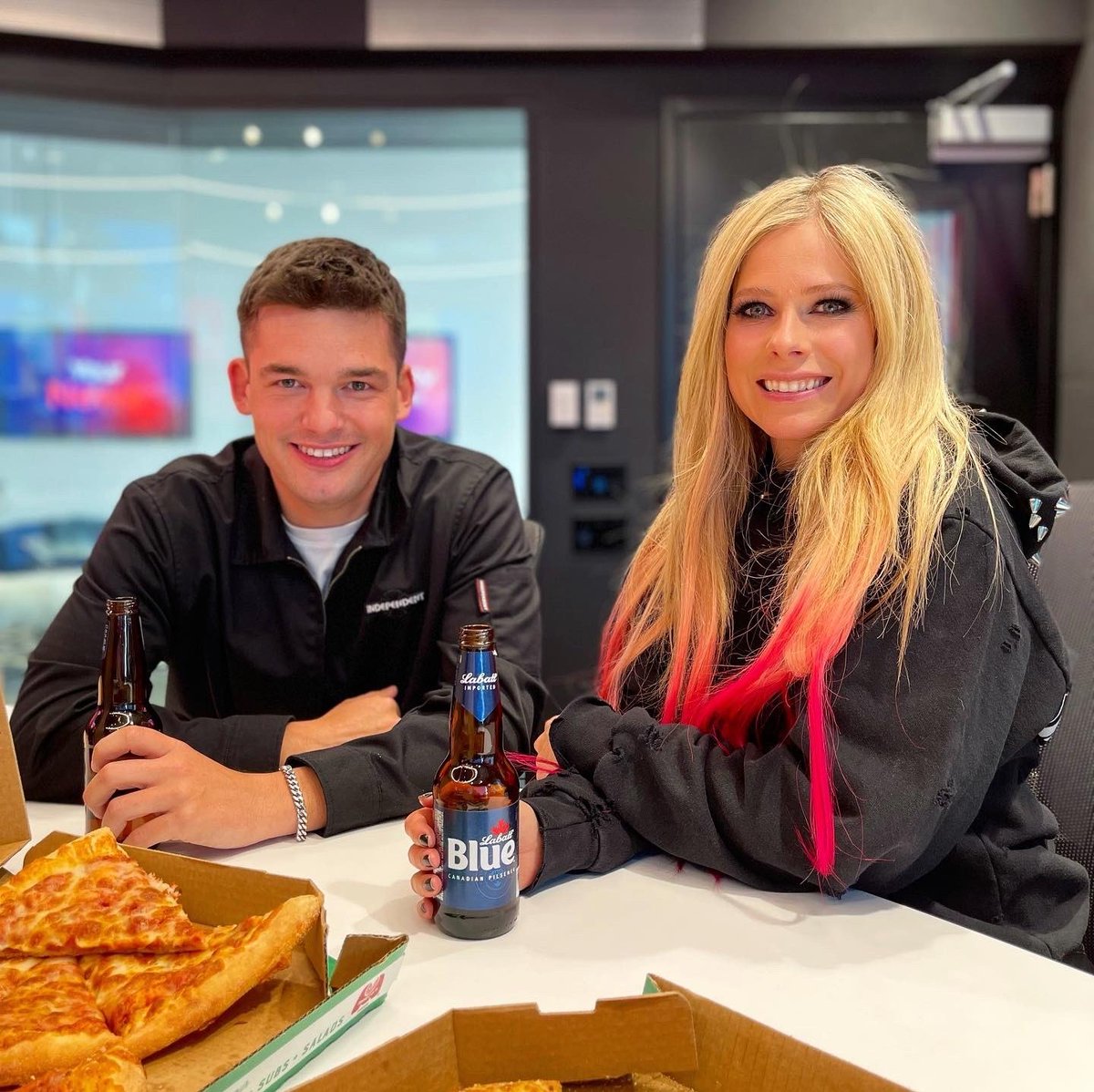 AvrilAccess's tweet photo. Check out these pictures of Avril sharing a pizza and some beer with Kevan Kenney before the interview!💛 https://t.co/zi8FLYJeOW