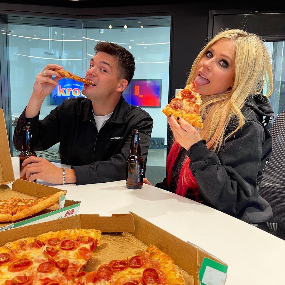 AvrilAccess's tweet photo. Check out these pictures of Avril sharing a pizza and some beer with Kevan Kenney before the interview!💛 https://t.co/zi8FLYJeOW
