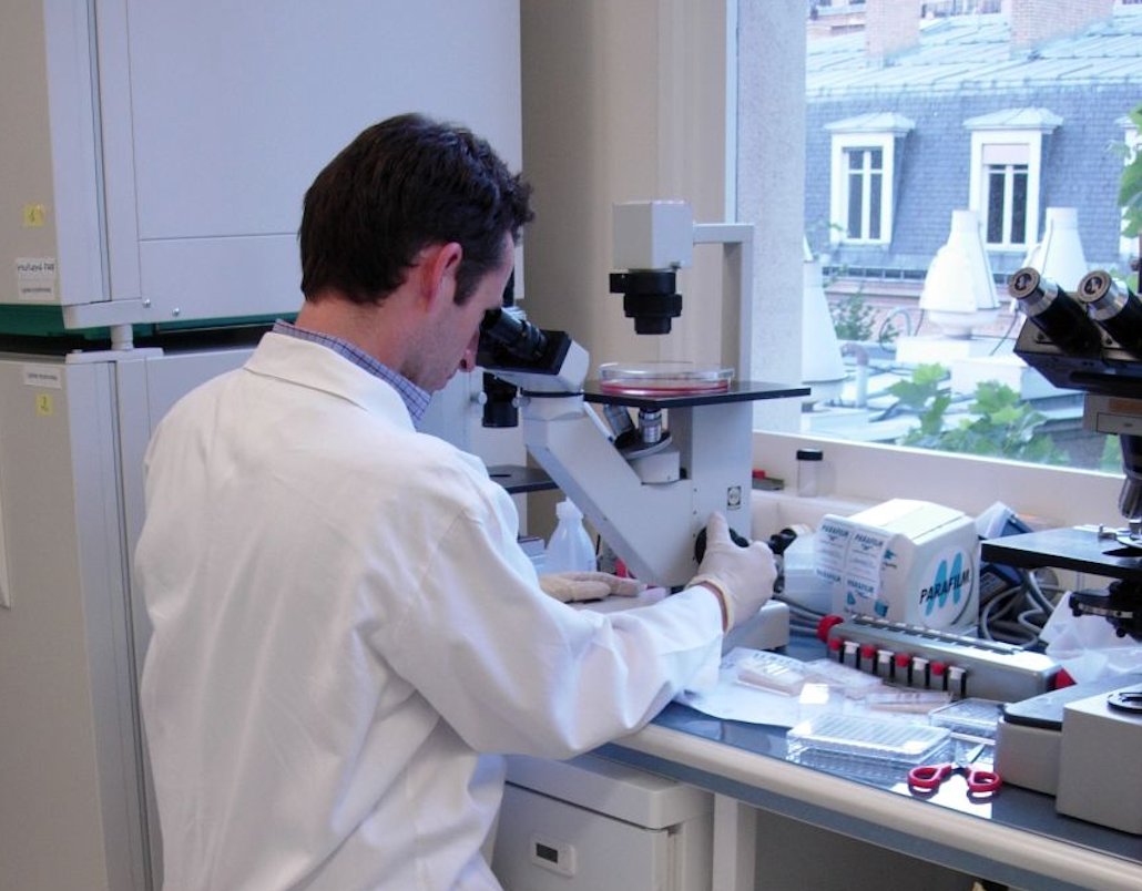 NussbaumDr's tweet photo. 10-year old 👧really made my #worldscienceday 😍
"Daddy, I want to become a scientist."
Pic: Postdoctoral cancer vaccine research @institut_curie, summer 2005ish
#factsmatter #sciencematters #vaccinessavelives #informeddecision #healthliteracy #paris #educatedchoice https://t.co/rjxhsRJVsK