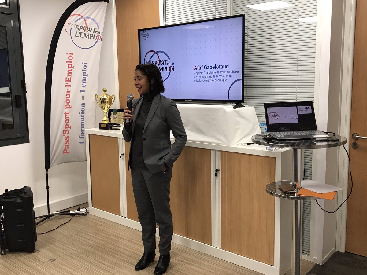 afafgabelotaud's tweet photo. 🥇Je souhaite une longue vie à @Sport_Emploi qui inaugure son local ce soir dans le 20e. 
Nous sommes très fiers à la Ville de @Paris de soutenir depuis des années un projet aussi original et exigeant qui forme, grâce aux valeurs du sport, à des métiers et à la citoyenneté. https://t.co/VhscAEawnT