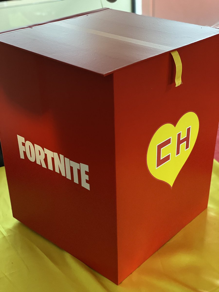 Theslayer360's tweet photo. Miren el paquete exclusivo Fortnite x El Chapulin Colorado que me ha llegado gracias a nuestros amigos de @Fortnite_ES @ChespiritoRGB y @PlayStation_LA ❤️

Definitivamente una de las mejores colaboraciones. ¡Muchas gracias! ☺️ https://t.co/bUYD8Ou2XN