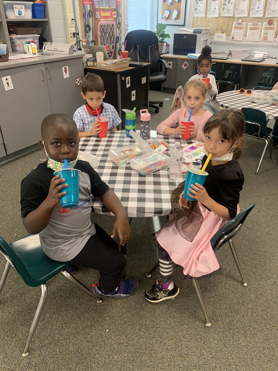 MrsHoltzKinder's tweet photo. Root beer floats today 🥤✨#50thdayofschool #tmeseagles https://t.co/jaCOuNE9h1