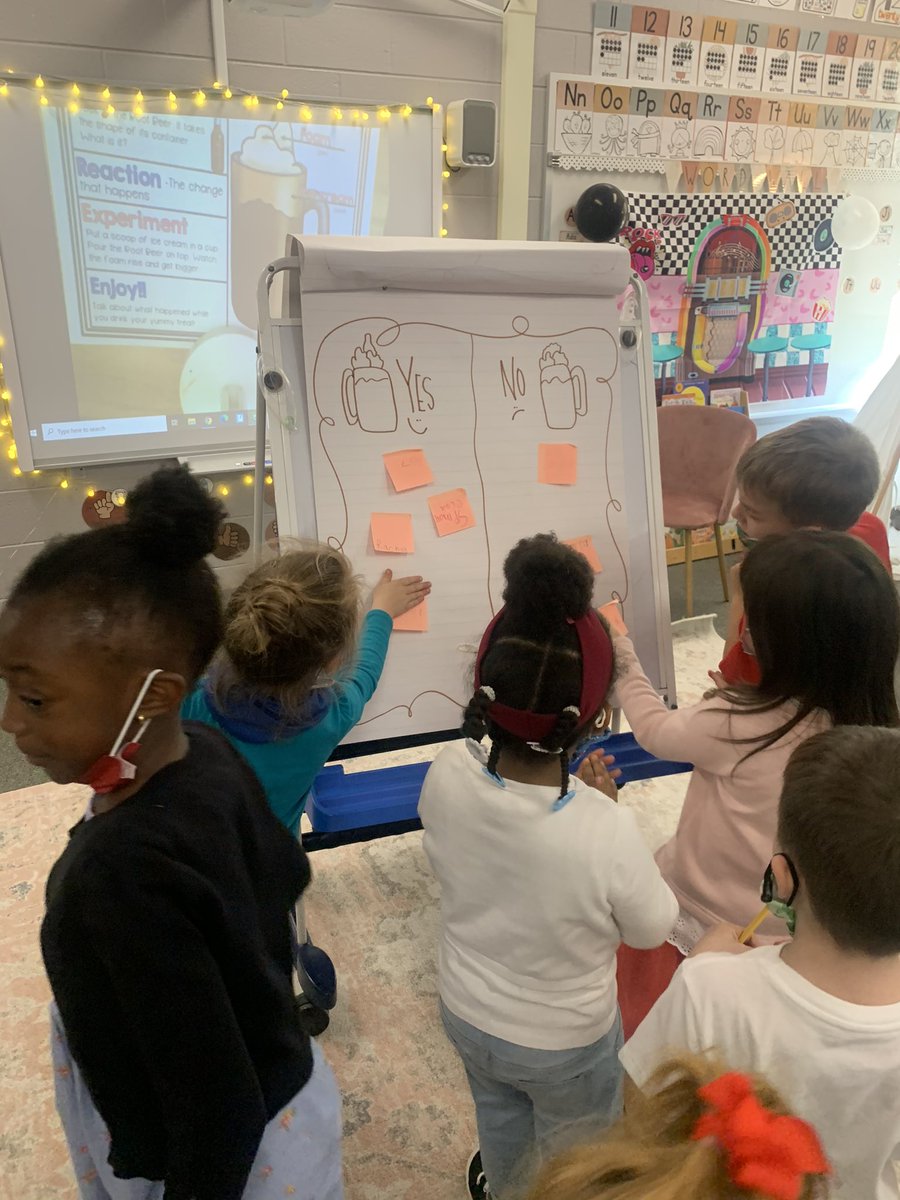 MrsHoltzKinder's tweet photo. Root beer floats today 🥤✨#50thdayofschool #tmeseagles https://t.co/jaCOuNE9h1