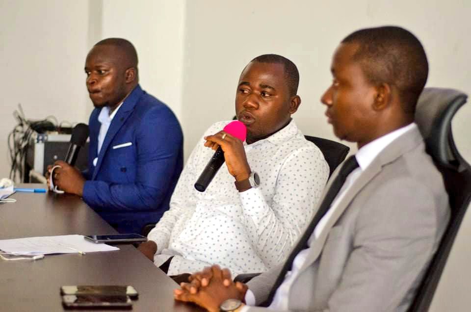 jhshotsha17's tweet image. Ns avons échangé ce jr, blogueurs et acteurs du numérique, sur la &quot;démocratisat° de la parole à l&apos;ère du numérique&quot;. C&apos;était au cours d&apos;un #CafeBlog organisé par @habariRDC. &quot;Le numeriqu a changé l règles de la démocratie. Les débats compliqués sont résumés à d courts messages&quot;.