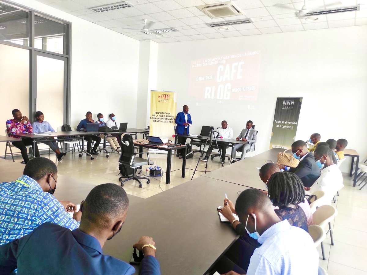 jhshotsha17's tweet image. Ns avons échangé ce jr, blogueurs et acteurs du numérique, sur la &quot;démocratisat° de la parole à l&apos;ère du numérique&quot;. C&apos;était au cours d&apos;un #CafeBlog organisé par @habariRDC. &quot;Le numeriqu a changé l règles de la démocratie. Les débats compliqués sont résumés à d courts messages&quot;.