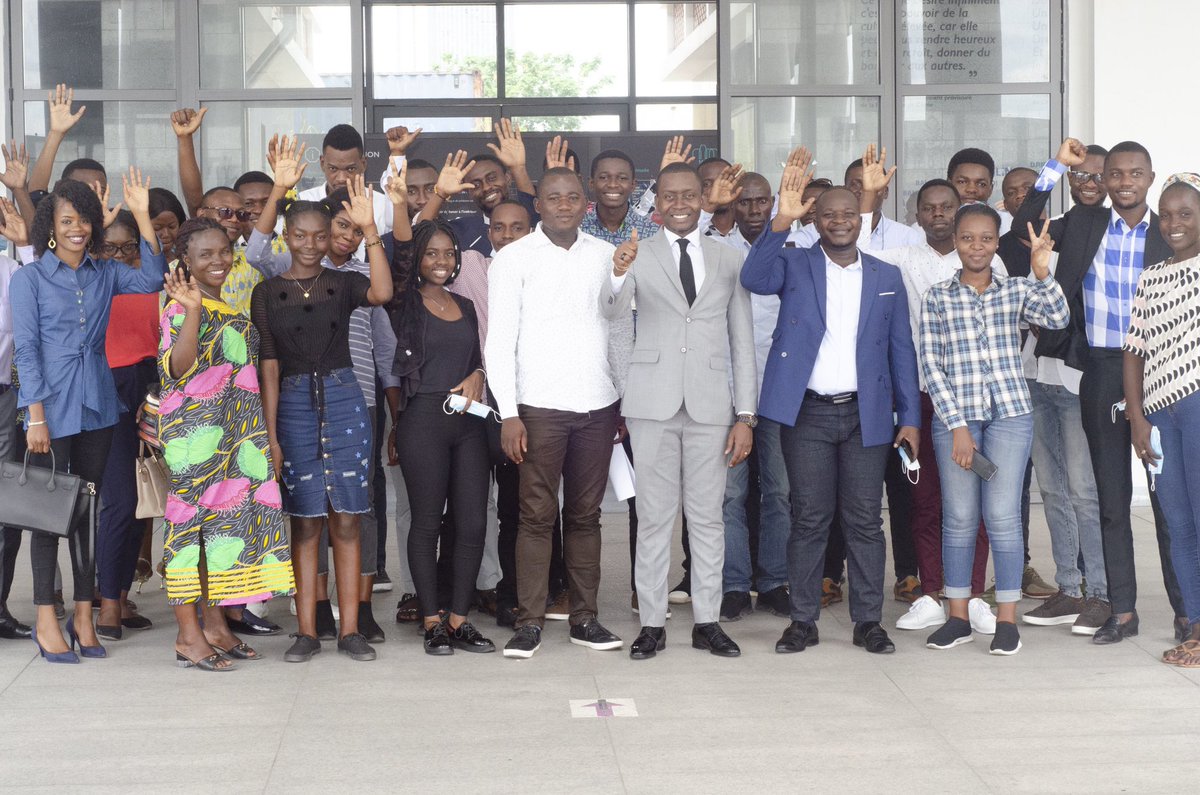 jhshotsha17's tweet image. Ns avons échangé ce jr, blogueurs et acteurs du numérique, sur la &quot;démocratisat° de la parole à l&apos;ère du numérique&quot;. C&apos;était au cours d&apos;un #CafeBlog organisé par @habariRDC. &quot;Le numeriqu a changé l règles de la démocratie. Les débats compliqués sont résumés à d courts messages&quot;.