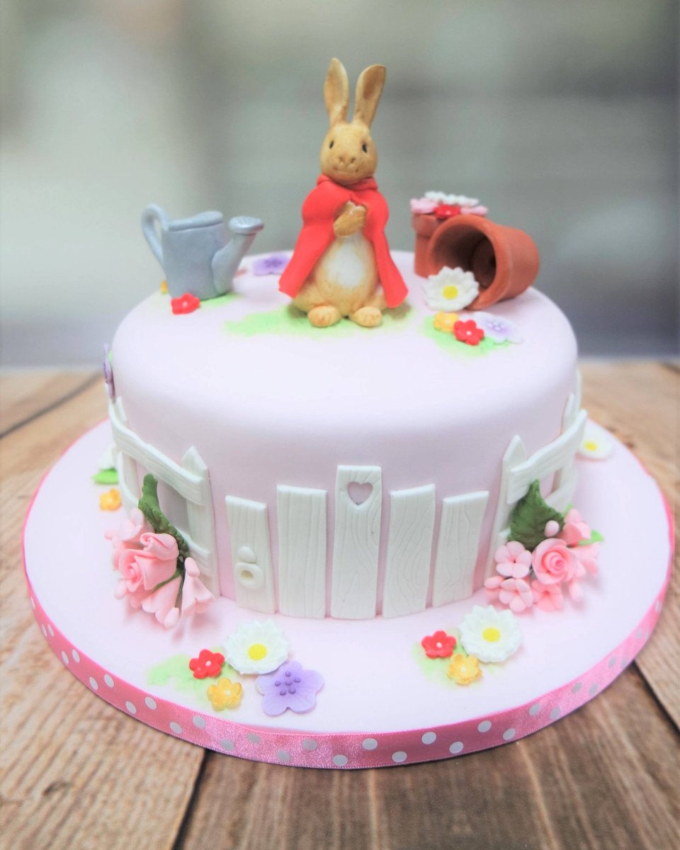 A pretty Peter Rabbit themed cake always goes down a treat 🥰🐇

#bespokecakeexeter #peterrabbit #peterrabbitcake #prettyflowers #Beatrixpotter #craftycakesexeter