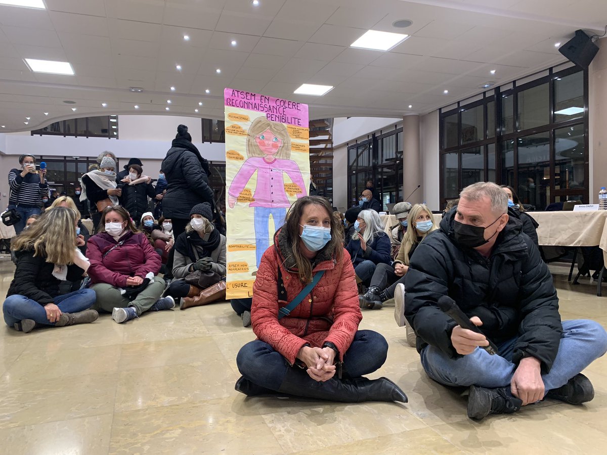 VincentProdhom's tweet photo. Les agents municipaux ont surgi en plein conseil municipal pour protester contre la réforme des 1607 heures, à Bourgoin-Jallieu. La séance est suspendue. Pas sûr qu’elle reprenne ce soir. https://t.co/3CWOtySzf9