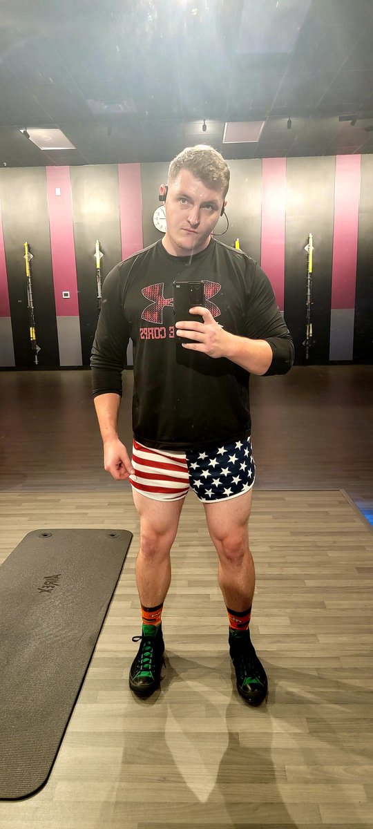 TheCrayolaKilla's tweet photo. And here is what I wore to the gym. Happy 246th birthday to the Marine Corp and all my brothers and sisters out there! Many crayons shall be sacrificed today #246years #USMC246 #legday https://t.co/c7QVSVkM97