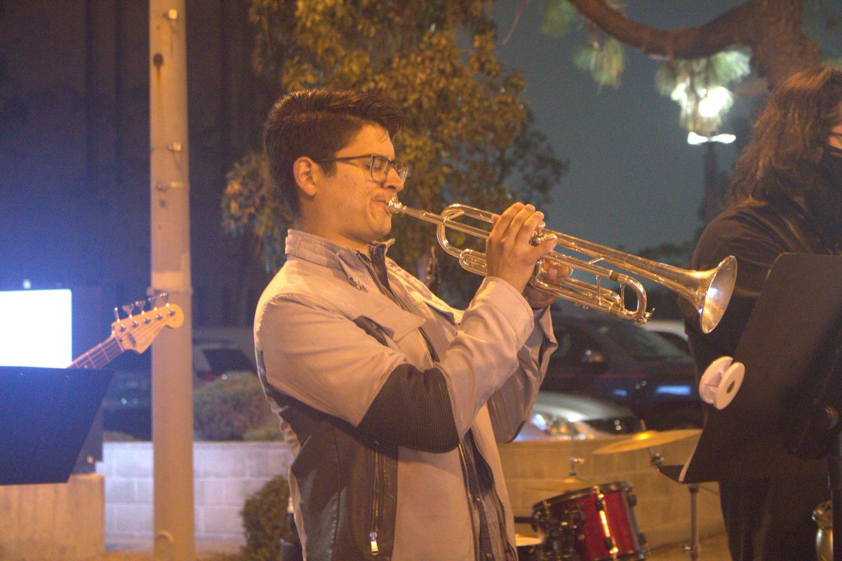 FullPockets_'s tweet photo. A couple more shots from last Friday at @FNParamount. This time we've got the full band and a sweet shot of Chris Verastegui!
PC: Amy Gatto
#FullPockets #DanceJazz #LiveMusic #FridayNightParamount #Bass #Trumpet #Trombone #TenorSax #Drums https://t.co/PkwEA8G08J