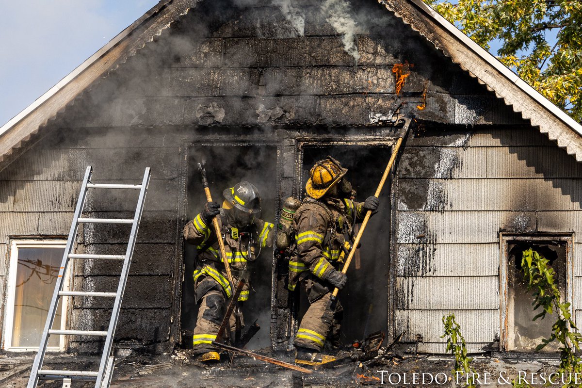 ToledoFire's tweet photo. #ToledoFirefighters responded to a vacant house fire yesterday afternoon, 1100 blk of Neveda, quickly brought under control. Crews remained for several hours extinguishing hot spots. Cause remains under investigation. Have info? Call Crime Stoppers at 419-255-1111. #toledofire https://t.co/mGkyO7uRCX