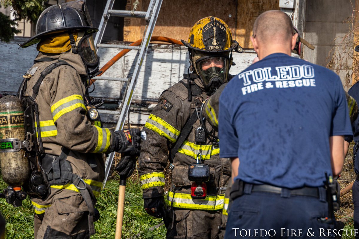 ToledoFire's tweet photo. #ToledoFirefighters responded to a vacant house fire yesterday afternoon, 1100 blk of Neveda, quickly brought under control. Crews remained for several hours extinguishing hot spots. Cause remains under investigation. Have info? Call Crime Stoppers at 419-255-1111. #toledofire https://t.co/mGkyO7uRCX