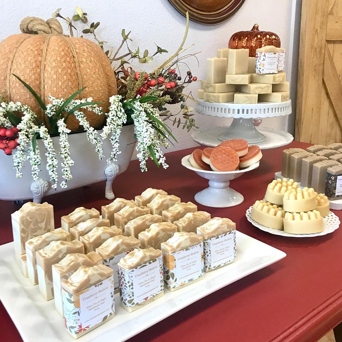 The holiday season is upon us! #ShopSmall this holiday season and support locally owned businesses. Klamath has a many makers and small shops scattered all across the county  that have great gifts for friends and family 🎁 
#MeetMeInKlamath 
📸 @cranberry_station