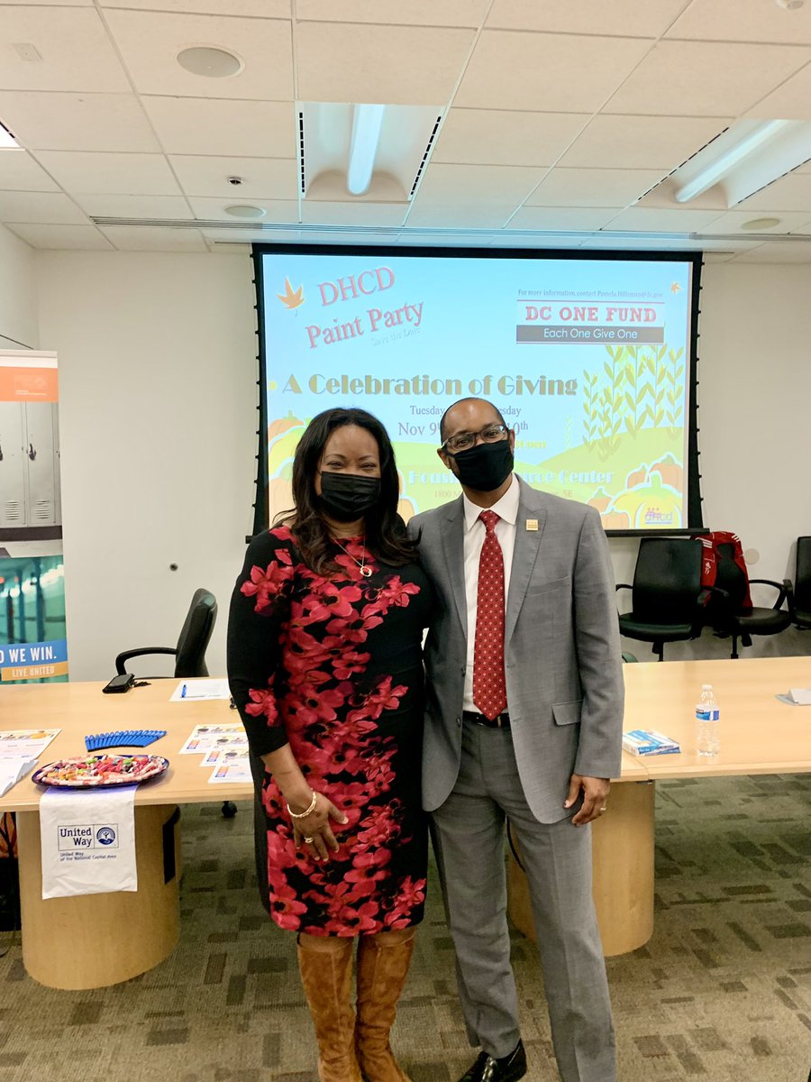 DCONEFUND's tweet photo. It’s #DCOneFund Season! 🍁 We joined @DCDHCD for their Apple Cider “Paint and Sip” 🎨 Hybrid One Fund Event to celebrate giving. Thank you to Director Hubbard, the enthusiastic team at DHCD, and all of the non-profits who joined to help make a difference! #EachOneGiveOne https://t.co/d6YvslaLdl