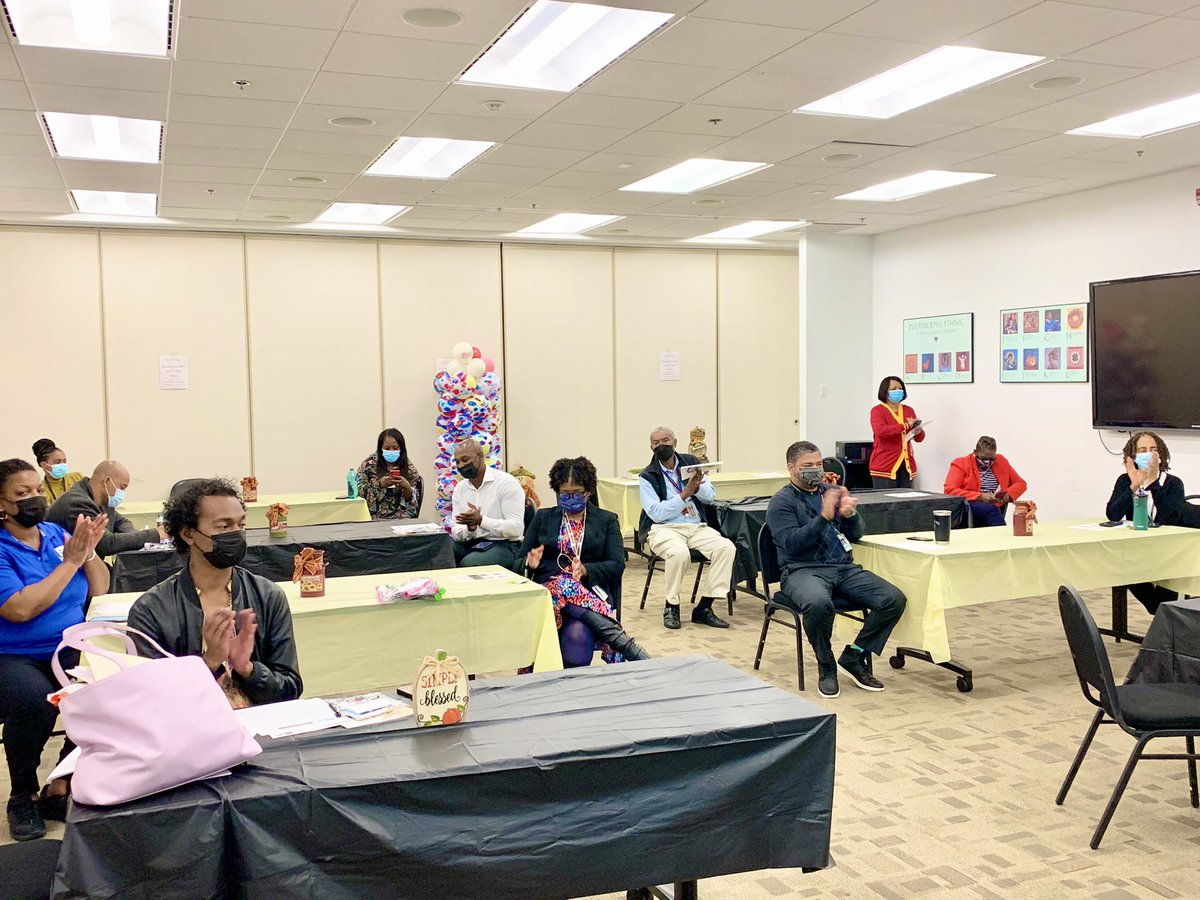 DCONEFUND's tweet photo. It’s #DCOneFund Season! 🍁 We joined @DCDHCD for their Apple Cider “Paint and Sip” 🎨 Hybrid One Fund Event to celebrate giving. Thank you to Director Hubbard, the enthusiastic team at DHCD, and all of the non-profits who joined to help make a difference! #EachOneGiveOne https://t.co/d6YvslaLdl