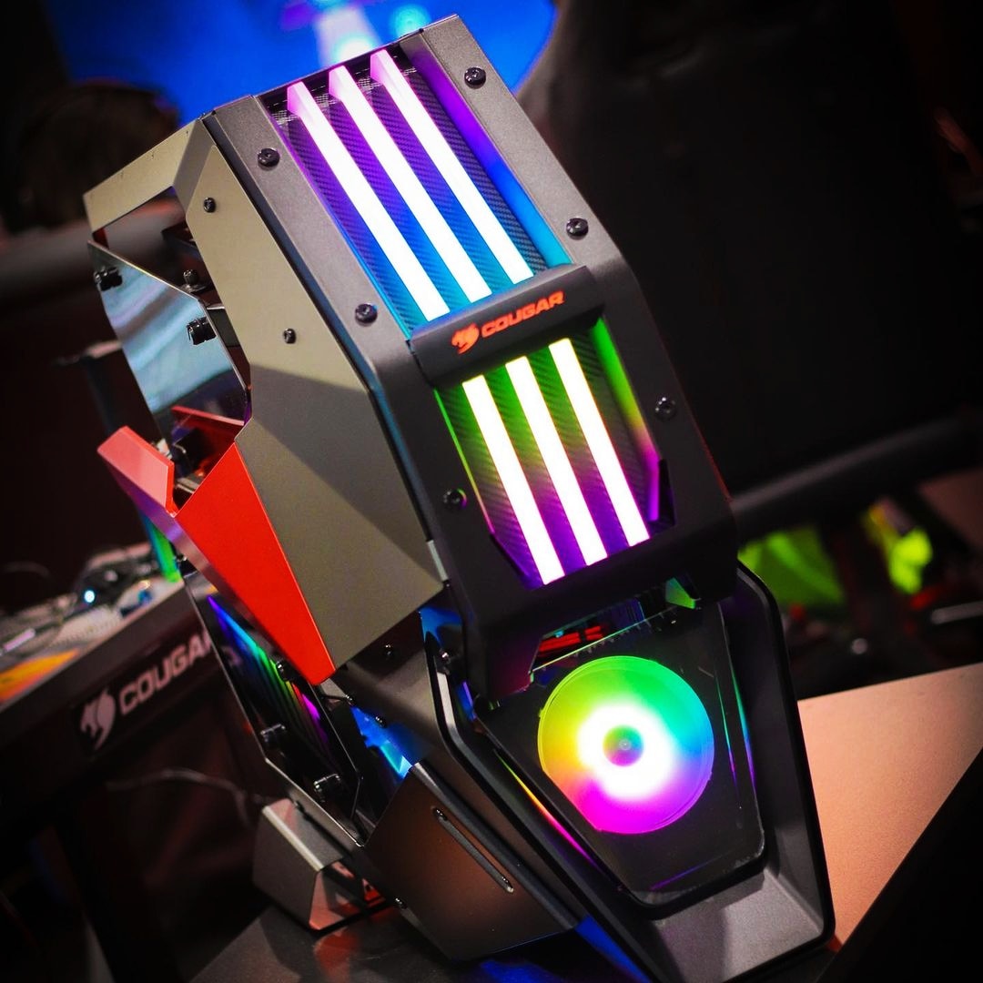 cougargaming_br's tweet photo. Esse Conquer 2 não é a coisa mais linda? 🧡
#CougarGaming #CougarConquer #CougarConquer2 #Conquer2 #CougarCase https://t.co/QwUW4yC29A