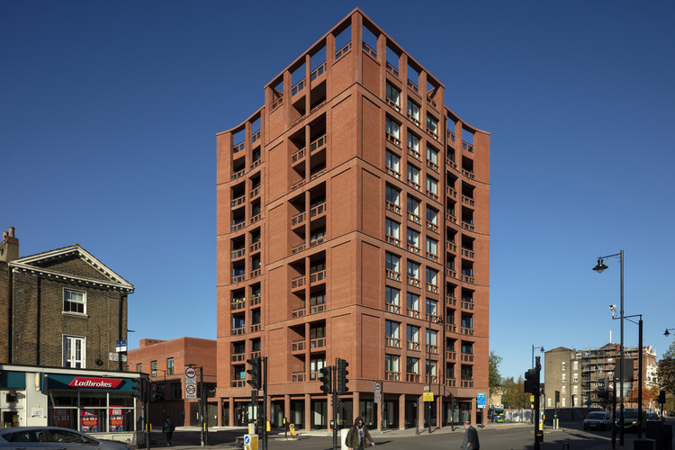 Congratulations to <a href="/HenleyHalebrown/">Henley Halebrown</a> for winning the Urban Regeneration Award for their Hackney New Primary School project, featuring our Lincoln Red Bricks! 🏆