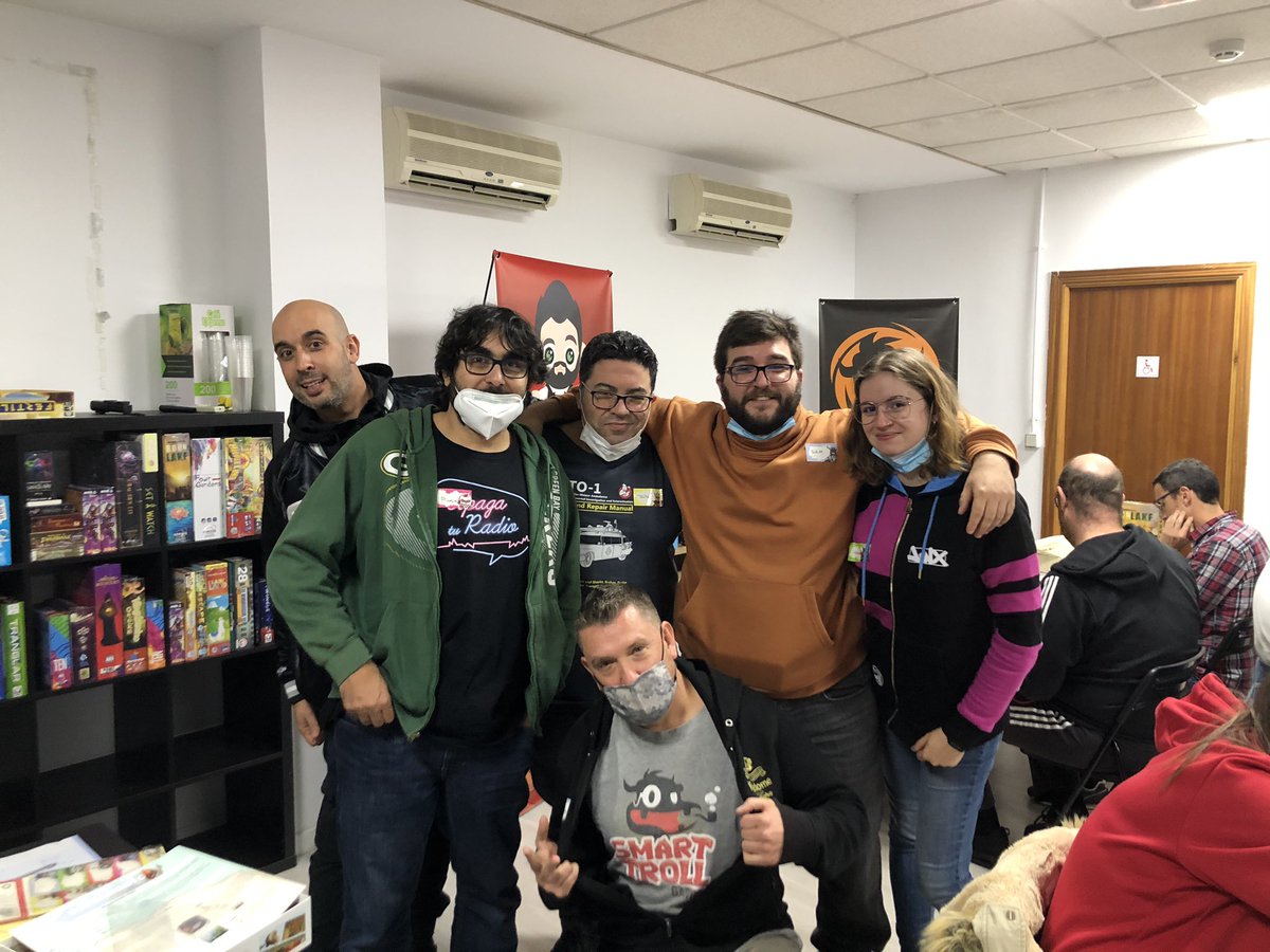apagaturadio's tweet photo. Que evento más chulo monto @Damkalloh el finde pasado con las #TabernaCon
En las próximas esperamos estar más tiempo y arrimando más el hombro.
Encima pudimos estar con amigos de #CafeMarciano @Despertalia @ballesmania @NereaSantiso UN GUSTAZO!!! https://t.co/56k8lylhHX