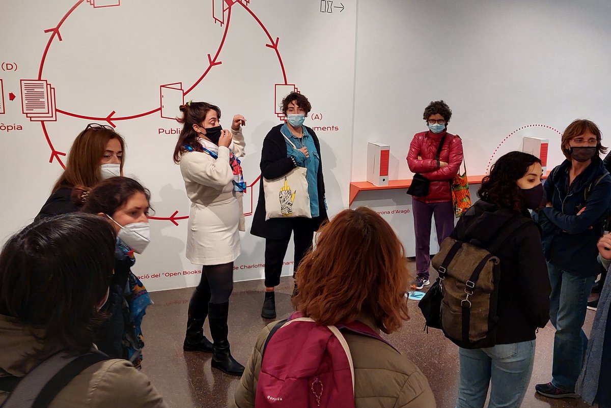 escolaDrassanes's tweet photo. Visita a l'expo del @santamonica_bcn amb @alba_rihe i #ElenaBlesa gràcies al ##JordiFerreiro que ens ha servit per seguir coneixent-nos i per començar a teixir la nostra relació.
#DRASSANART
#teiximescola https://t.co/cLMqiFGqgZ