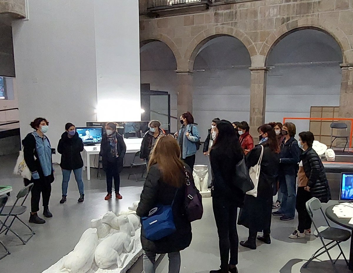 escolaDrassanes's tweet photo. Visita a l'expo del @santamonica_bcn amb @alba_rihe i #ElenaBlesa gràcies al ##JordiFerreiro que ens ha servit per seguir coneixent-nos i per començar a teixir la nostra relació.
#DRASSANART
#teiximescola https://t.co/cLMqiFGqgZ