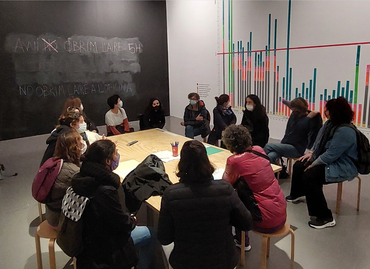 escolaDrassanes's tweet photo. Visita a l'expo del @santamonica_bcn amb @alba_rihe i #ElenaBlesa gràcies al ##JordiFerreiro que ens ha servit per seguir coneixent-nos i per començar a teixir la nostra relació.
#DRASSANART
#teiximescola https://t.co/cLMqiFGqgZ