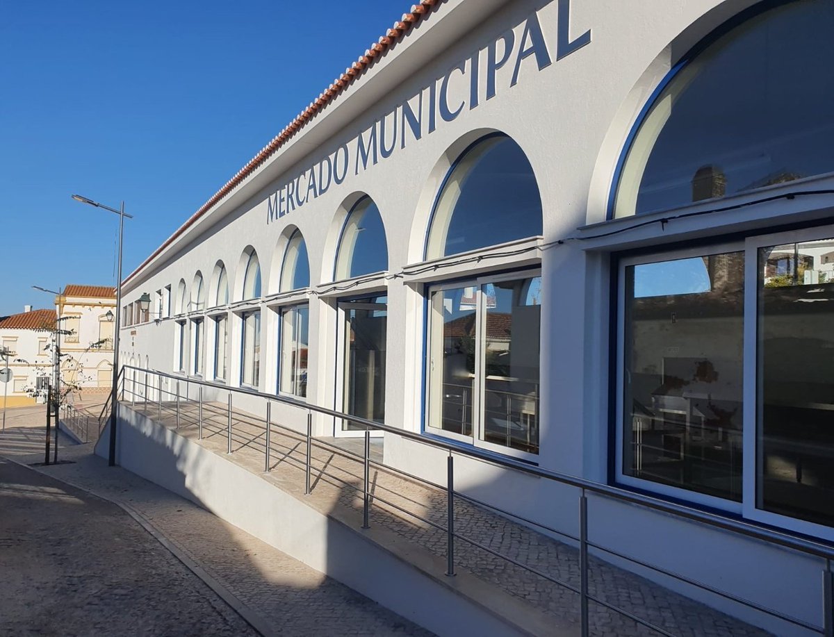 coesao_pt's tweet photo. Em #Sousel, inauguramos o renovado Mercado Municipal. Um espaço imprescindível para valorizar produtos e produtores e dinamizar o comércio e a economia local. Mas também um novo ponto de encontro nesta vila do #Alentejo, que assim melhora a qualidade de vida dos seus habitantes. https://t.co/qsmvfB4zbY