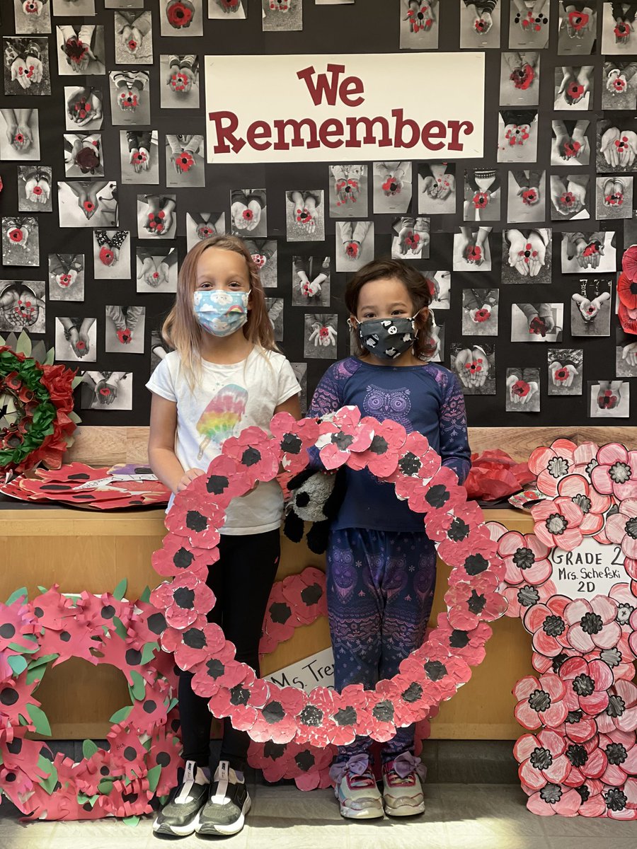 More lovely poppy wreaths to add to our beautiful tribute to our heroes. #RemembranceDay2021 #LestWeForget
