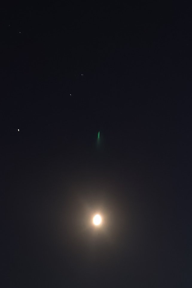 DoodleFK's tweet photo. @LickObservatory @AstronomerAmber Hello!!! I wasn't sure who to ask about this...but did I catch something cool in the sky last night? (Maybe a metor?) Or is it just lens flare? 🤣
Taken facing south, from Cape Cod, MA https://t.co/JpEyDm7kwS https://t.co/MixmcPcgax