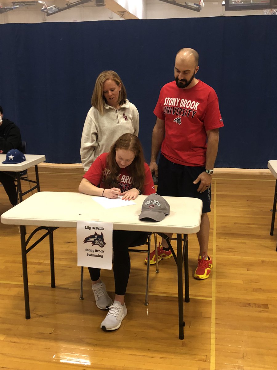 ShakerBlueBison's tweet photo. Congratulations to Lily DeBellis on her commitment to swim for @StonyBrookSD next year. Great job Lily! @Shaker_swimdive https://t.co/lHF3JeDS7k