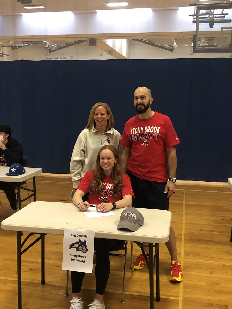 ShakerBlueBison's tweet photo. Congratulations to Lily DeBellis on her commitment to swim for @StonyBrookSD next year. Great job Lily! @Shaker_swimdive https://t.co/lHF3JeDS7k