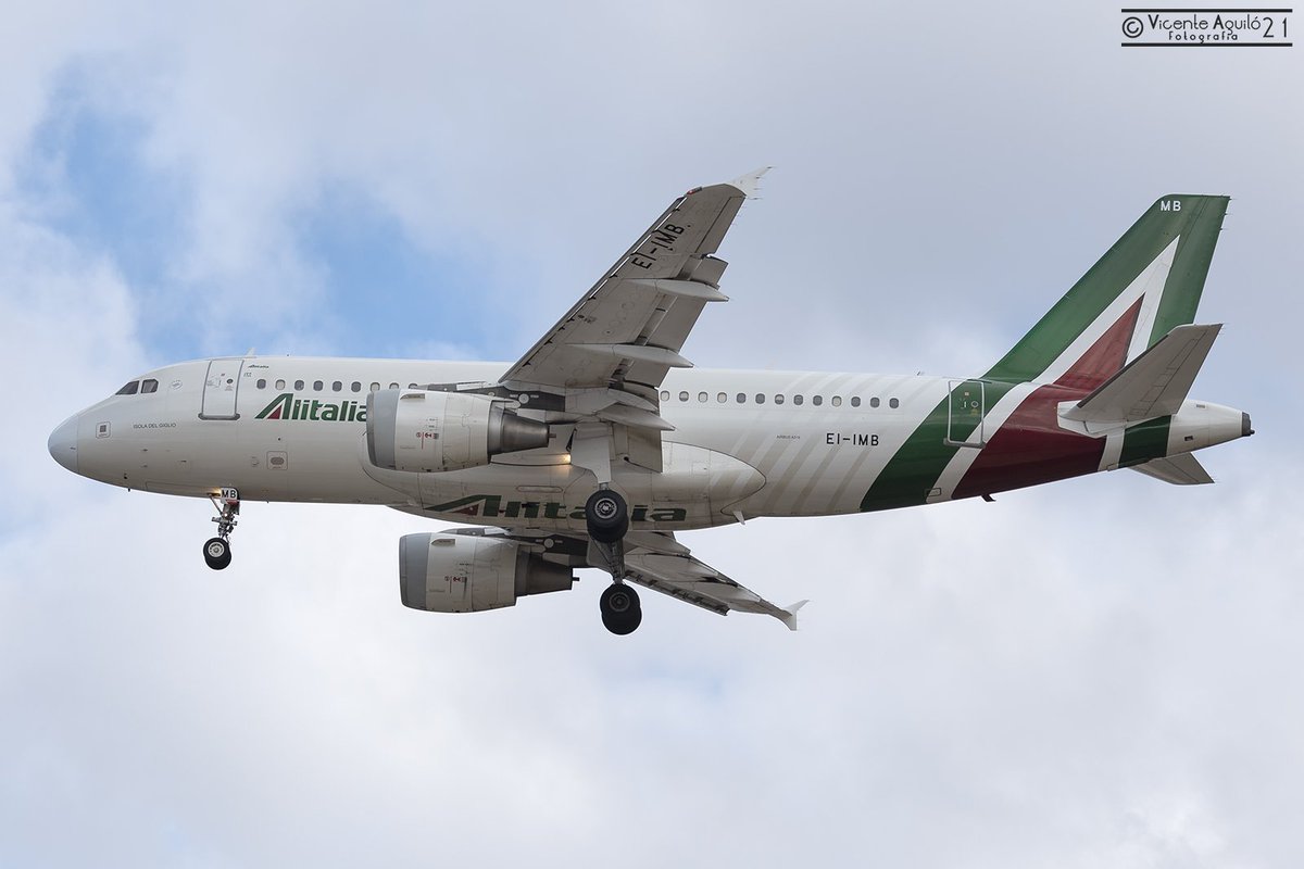 Primer avión de la nueva compañia "ITA - Italia Trasporto Aereo" que aterriza en Valencia. La compañía "ITA" es la sustituta de "Alitalia" que quedó en quiebra. Todavía los aviones llevan la antigua librea.
<a href="/VLCspotters/">VLCspotters ✈️</a> <a href="/aeroVLC/">Aeropuerto Valencia</a>