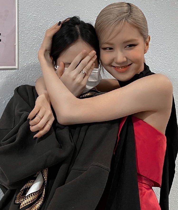 BPINKLATINO's tweet photo. I vote #rosé for #MAMAVOTE https://t.co/2QoIFRSbov