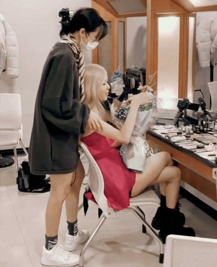BPINKLATINO's tweet photo. I vote #rosé for #MAMAVOTE https://t.co/2QoIFRSbov