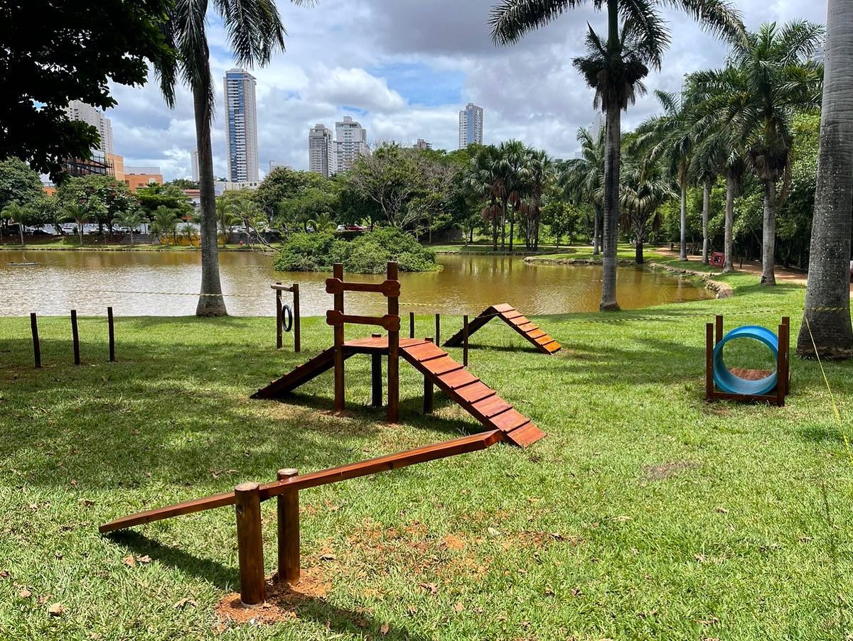 AMMAGOIANIA's tweet photo. Seu pet vai gostar ainda mais de passear no Vaca Brava! O pet place da unidade está finalizado, trazendo novas opções de atividades para quem vai ao parque acompanhado dos bichinhos. O espaço foi projetado pensando nas necessidades deles e em ampliar a convivência com os humanos! https://t.co/d6V5rD4woB