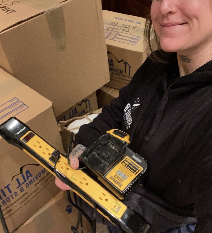 noemie_eclipse's tweet photo. @jpthibault @lebicar_ @RicardoCavolo me casualy in the middle of moving still finding time in between boxes to bid like 😎 https://t.co/wRMHhc9dH0
