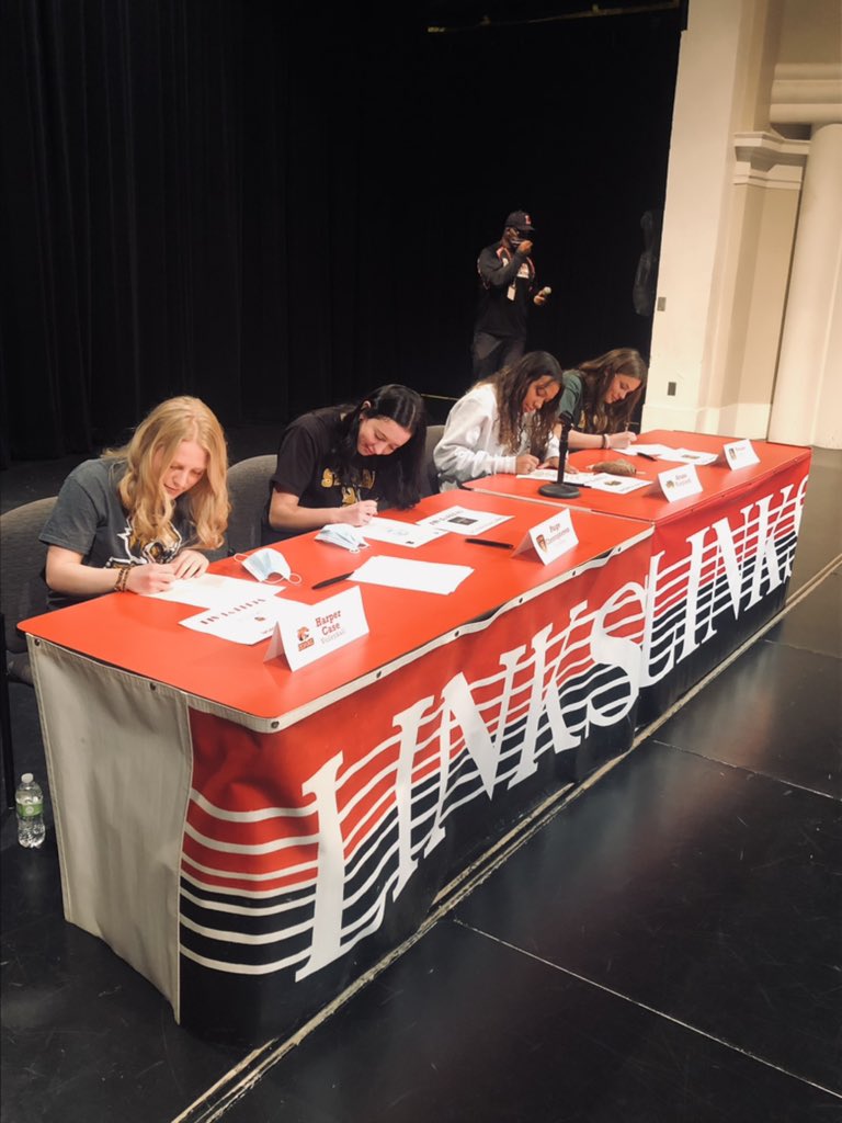 CoachBeckmannLH's tweet photo. Big congrats to our Lincoln High student athletes who signed today to continue their academic and athletics at the next level! Very proud of all these ⛓⛓⛓⛓for the impact they will be leaving here at LHS! Great young women who led by example in the classroom and in athletics! https://t.co/QXHv1A1X6W