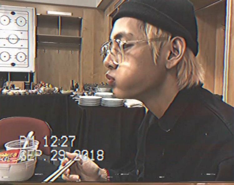 #kookv

всё началось весьма нормально и обычно.

— так, – чонгук тянет. — дашь свой номер?

тэхён пожимает плечами.

— я разбил свой телефон.

— а купить новый?

— нет, ты не понял, – тэхён мотает головой. — я разбил его намеренно.

это весьма нормально и обычно.