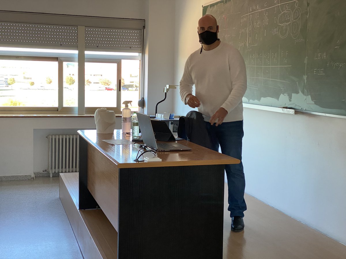 jeslozrog's tweet photo. Esta semana en el Master en diseño y fabricación de baterías de la @eii_uex @infouex contamos con la presencia de Camilo Merino, CEO de MindCaps y Phi4tech https://t.co/H0RlQGSxMf