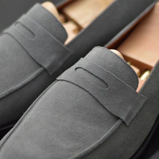 How would you style these shoes? Let us know!
.
.
#shopconsortium #mensfashion #mensoutfit #madeinitaly #luxuryfashion #onlineshop #giftsforhim #classicmenswear #customshoes #customizedshoes #shoescustom #custommadeshoes #bespoketailoring