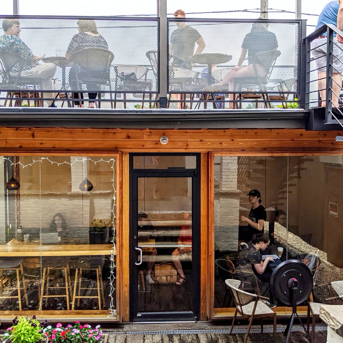 purecoffeeblog's tweet photo. Are you looking for a gorgeous cafe complete with a shipping container patio? Head on over to Grindstone Coffeeology in Huntington, West Virginia for some great coffee.

Full post here: https://t.co/gTubQcCX7y

#fillinthecoffeemap #wvcoffee https://t.co/tXna1mPsXP