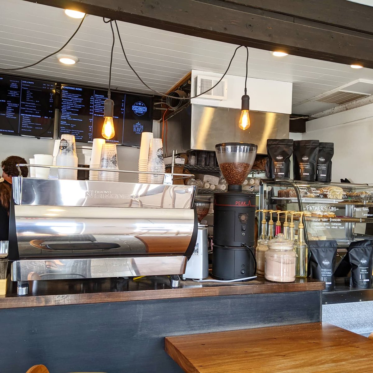 purecoffeeblog's tweet photo. Are you looking for a gorgeous cafe complete with a shipping container patio? Head on over to Grindstone Coffeeology in Huntington, West Virginia for some great coffee.

Full post here: https://t.co/gTubQcCX7y

#fillinthecoffeemap #wvcoffee https://t.co/tXna1mPsXP