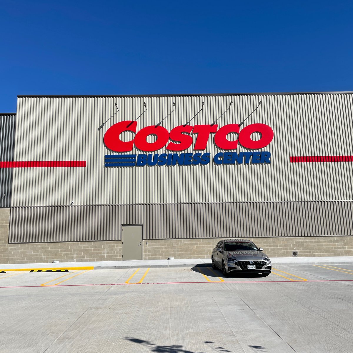 ExperienceGrid's tweet photo. The wait is over, the Costco business center is now open 🛒😍! Who are you bringing with you? https://t.co/y4V8EmPGUt