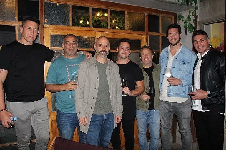 rugbycomar's tweet photo. Después de 8 años, con la excusa de @2456wines se volvieron a reunir  @EuseGuinazu @manuchocarizza @patoalbacete y @fariasflaco 
Una amistad que se forjó en la cancha y a través del vino se mantiene inalterable pese al tiempo y la distancia. 

https://t.co/D5wX6sC0W8 https://t.co/sI9dL3KH1P